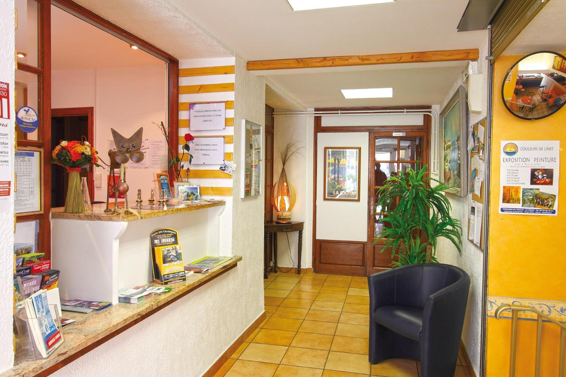 Hotel La Croix De Malte La Ciotat Exterior photo