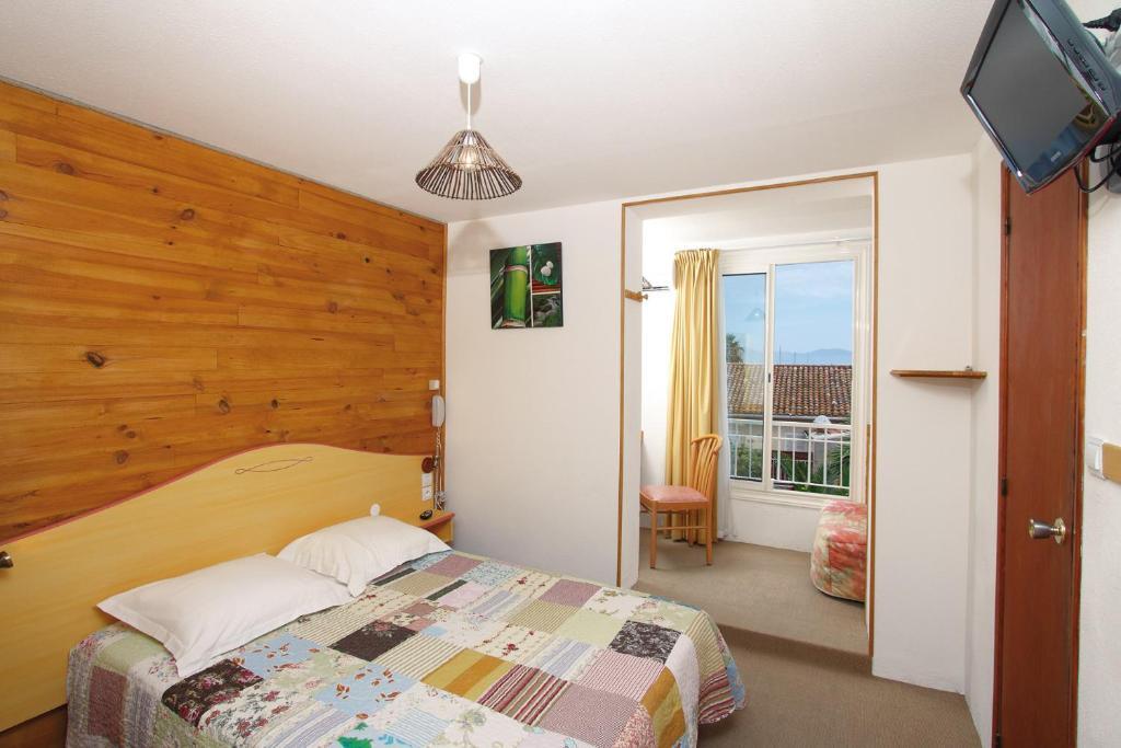 Hotel La Croix De Malte La Ciotat Room photo